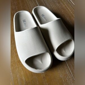 32 Degrees Cool Off White Colored Unisex Slides NWOT